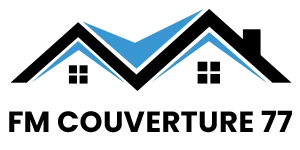 Logo FM Couverture 77 représentant deux toitures stylisées en noir et bleu avec des fenêtres, accompagné du texte “FM Couverture 77” et du slogan “Le savoir-faire en rénovation”.