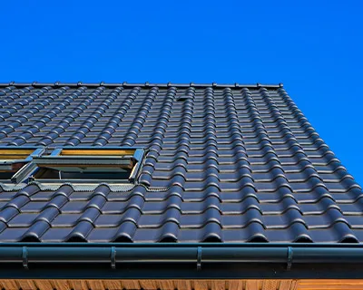 Pose de fenêtre de toit Velux sur toiture en tuiles en Seine-et-Marne