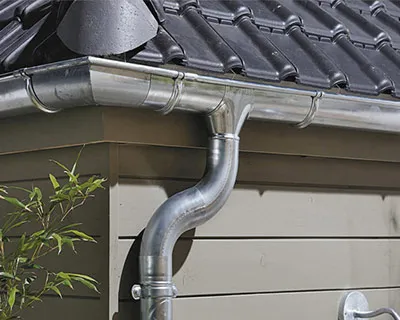 Remplacement de gouttière en zinc pour l’évacuation des eaux pluviales sur une maison individuelle en Seine-et-Marne