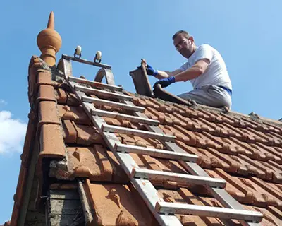 Travaux de ravalement de façade sur maison individuelle avec échafaudage et matériaux de chantier en Seine-et-Marne