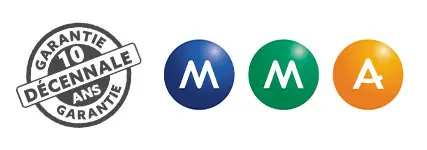 Ensemble de pictogrammes en bas de page comprenant un tampon circulaire “Garantie décennale 10 ans” en noir et blanc, suivi de trois icônes rondes colorées avec les lettres “M” bleue, “M” verte et “A” orange.