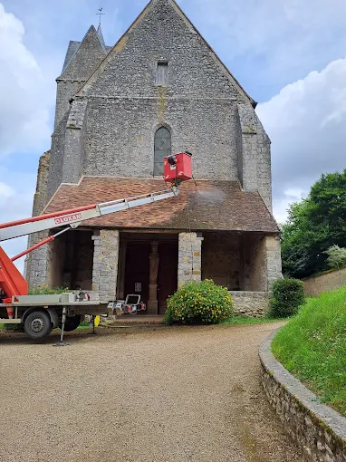 Intervention en hauteur sur toiture d’église en pierre avec nacelle élévatrice réalisée par FM Couverture 77
