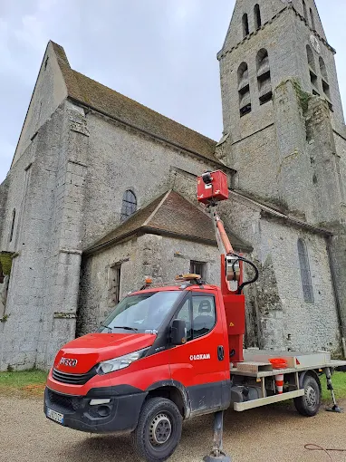 Camion nacelle et couvreur de FM Couverture 77 intervenant sur la toiture d’une église en pierre lors de travaux en hauteur