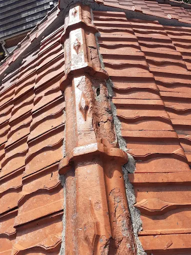 Détail d’un faîtage en tuiles sur toiture traditionnelle montrant des travaux de réfection réalisés par FM Couverture 77