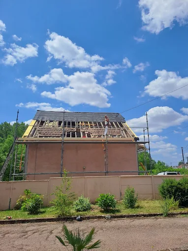Chantier de rénovation de toiture avec charpente apparente et échafaudage sur une maison individuelle réalisé par FM Couverture 77 en Seine-et-Marne