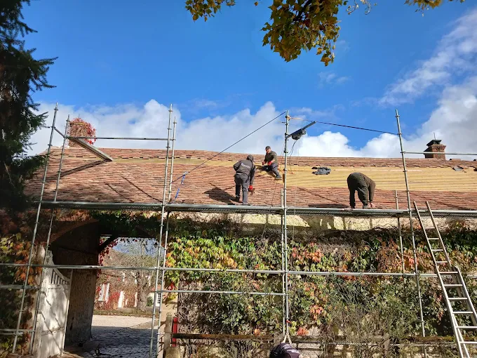 Équipe de couvreurs de FM Couverture 77 réalisant la rénovation d’une toiture en tuiles avec échafaudage et intervention en hauteur