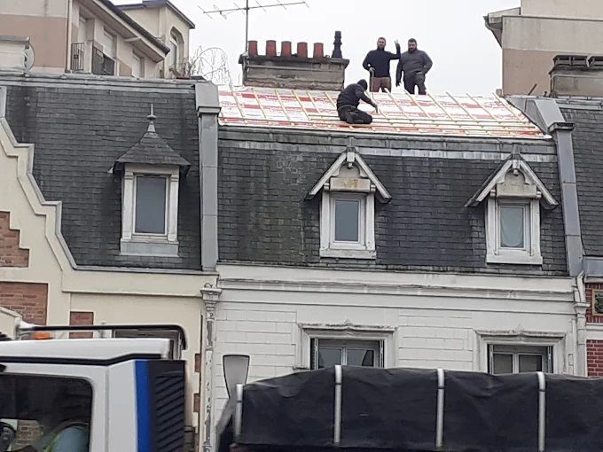 Équipe de couvreurs de FM Couverture 77 intervenant sur la rénovation d’une toiture en zinc et ardoises d’un immeuble ancien