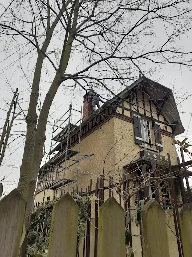 Couvreurs de FM Couverture 77 intervenant sur la toiture d’une maison ancienne avec échafaudage et accès en hauteur